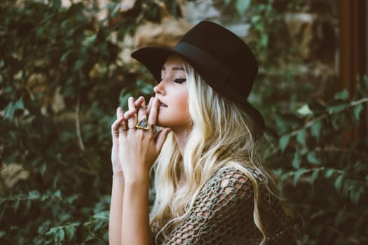 woman praying her sales page makes money